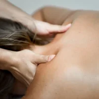 joven-recibiendo-masaje-espalda-centro-spa
